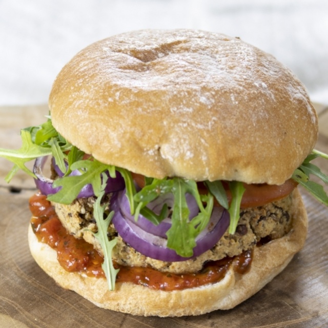 Linzenburger met paprika en rucola