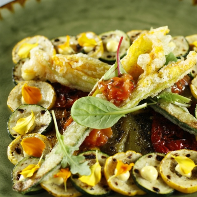 Gefrituurde courgettebloem met tomatencoulis